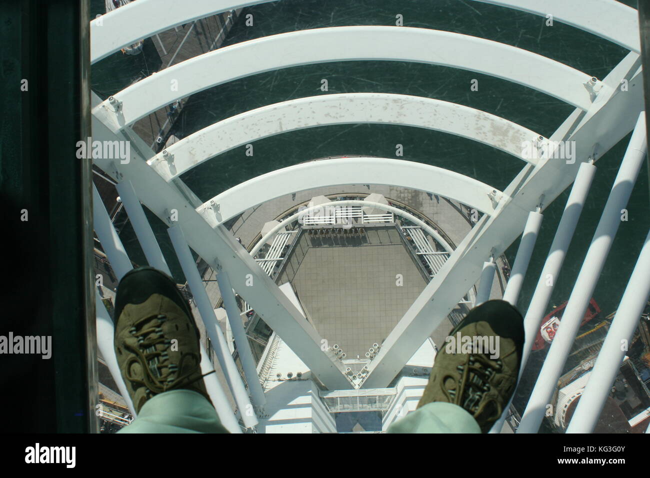 In piedi su un pavimento di vetro guardando verso il basso attraverso la Spinnaker Tower di Portsmouth Foto Stock