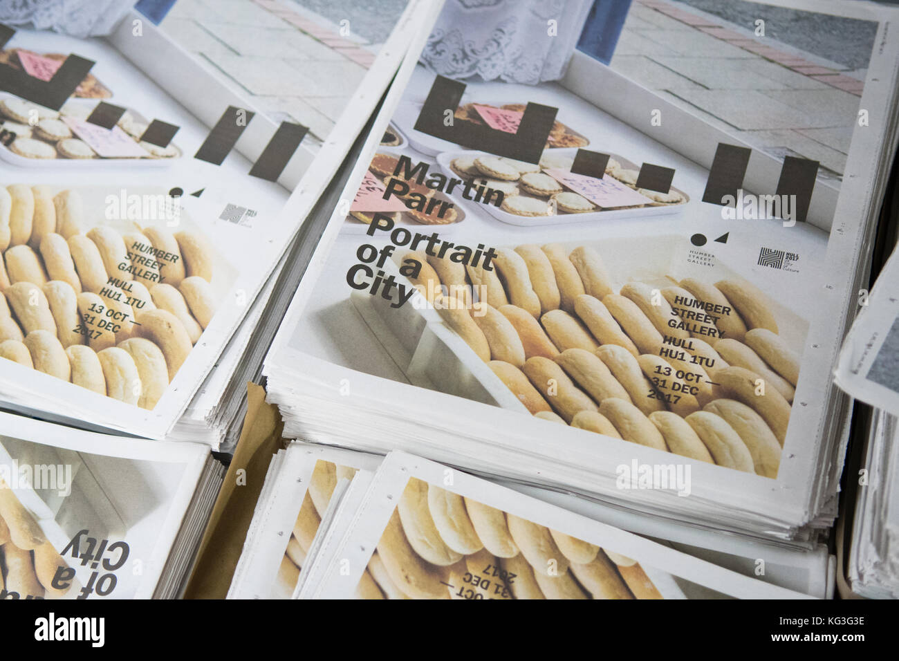 Giornale che pubblicizza il lavoro di Martin Parr a Humber Street Gallery - Hull, Ritratto di Una città - come parte di Hull 2017 UK City of Culture Foto Stock