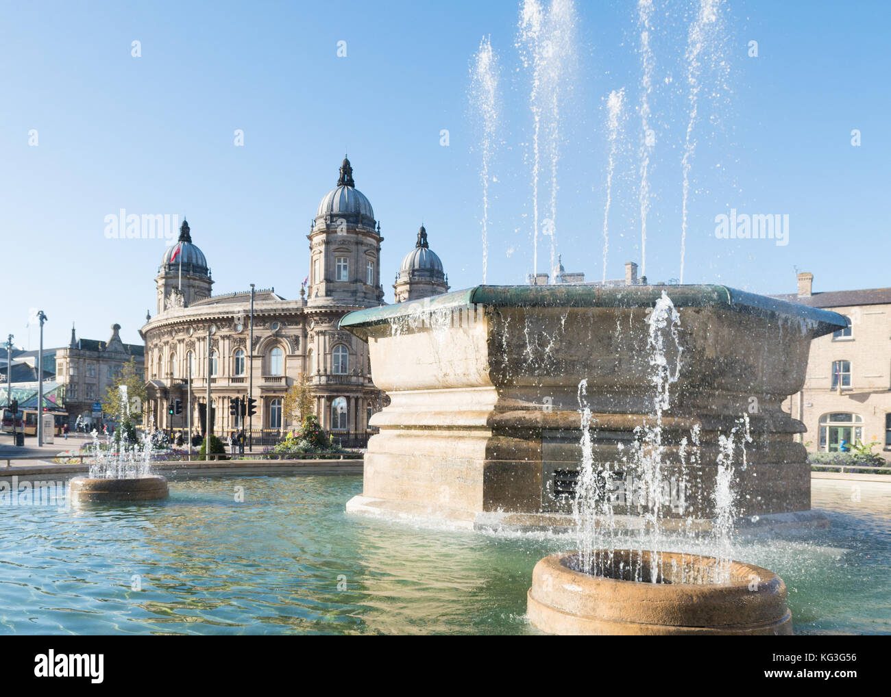 Fontana con ciotola di rose nei Queen's Gardens, che si affaccia verso il Museo Marittimo di Hull nel centro della città di Hull, Inghilterra, Regno Unito Foto Stock