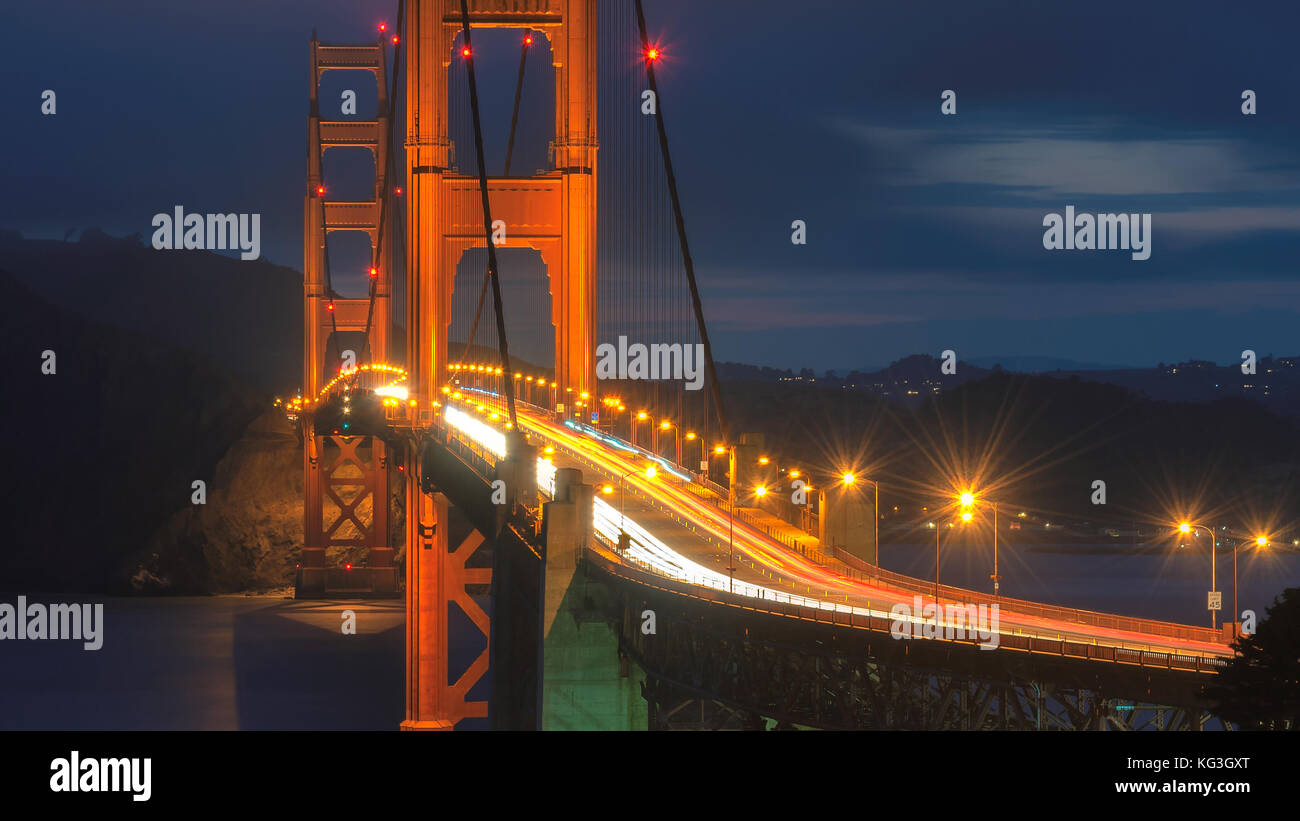 Golden Gate Bridge di notte visto da San Francisco, California. Foto Stock