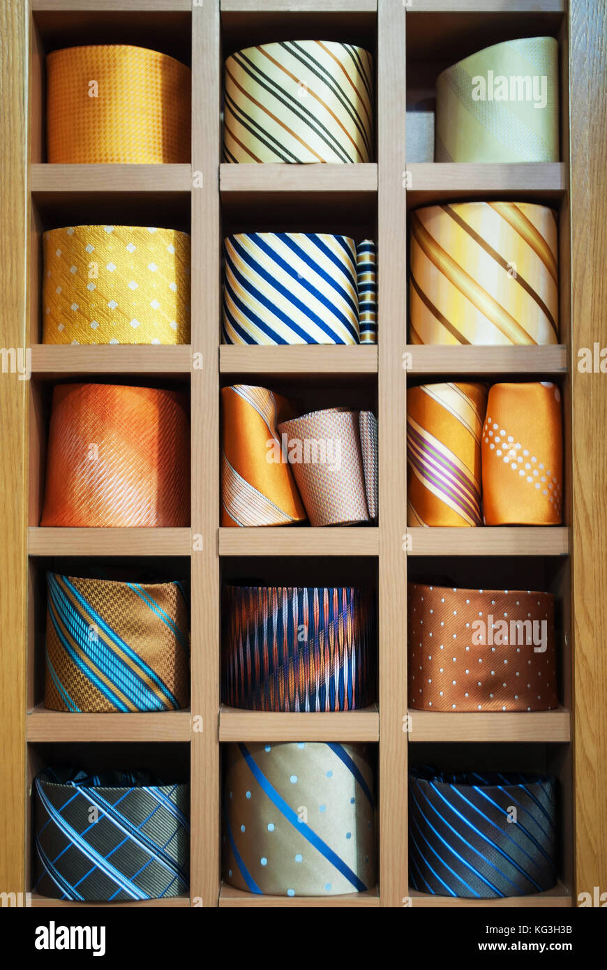 Cravatte in vetrina al negozio. collezione di cravatte a spirale nel display Foto Stock