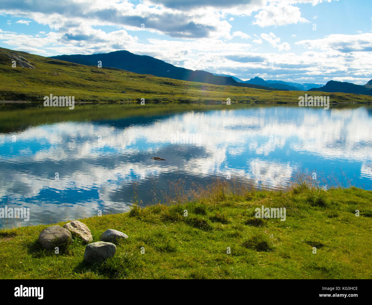 Panorama mozzafiato del lago e delle montagne dalla Norvegia. Foto Stock