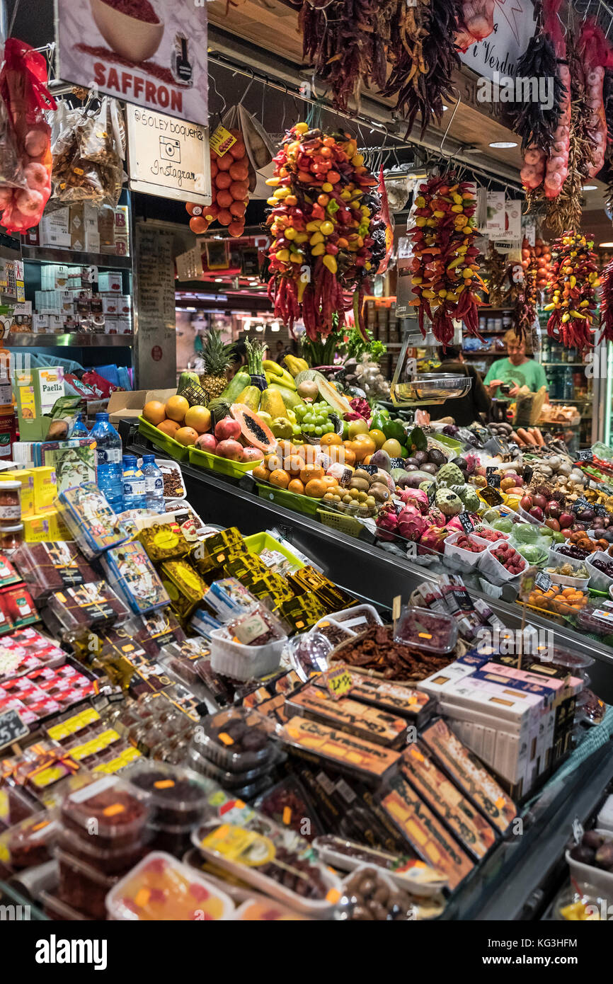 Produrre fornitore nel mercato la Boqueria, Barcelona, Spagna. Foto Stock
