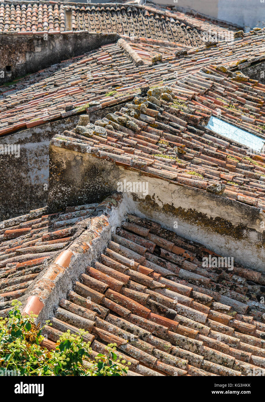 Vista su antichi tetti a Castiglione di sicilia, Sicilia, Italia,dotate di rustico piastrelle di terracotta con angoli casuale Foto Stock