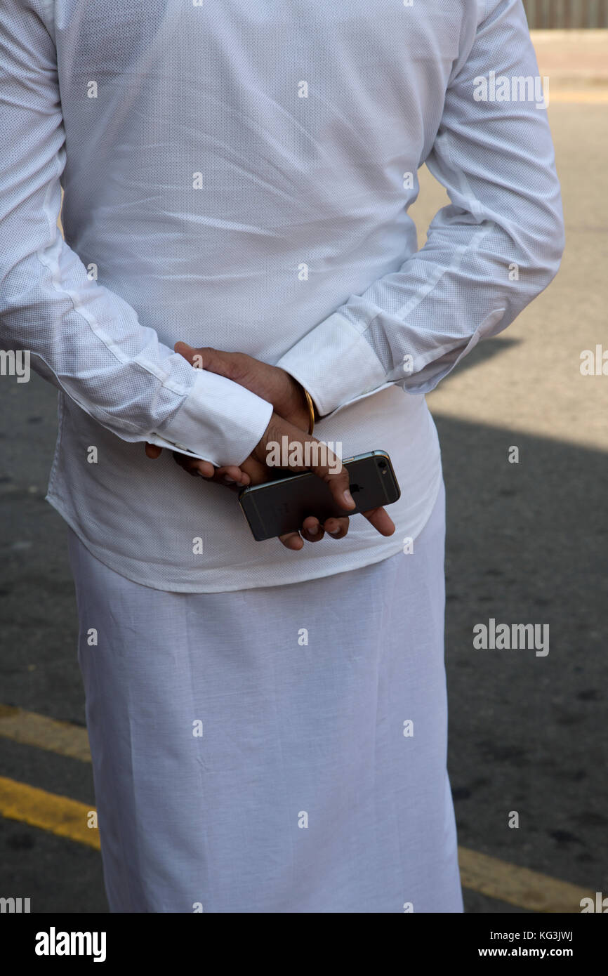 Il Pettah Colombo Sri Lanka Sri Lanka uomo tiene iPhone dietro la schiena Foto Stock