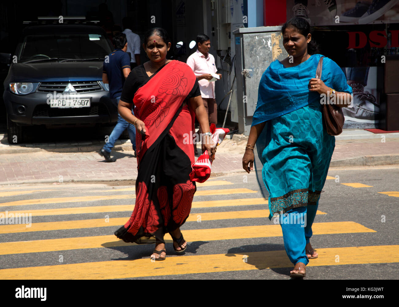 Il Pettah Colombo Sri Lanka Main Street donne attraversando la strada indossando saris Foto Stock