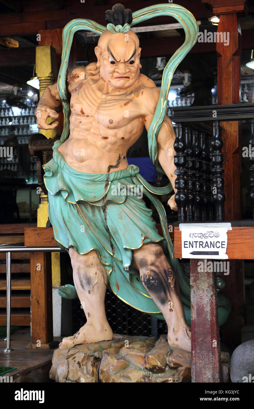 Colombo Sri Lanka Isola Slave Gangaramaya Tempio Statua di Nio custode Naraen Kongo con la bocca chiusa di dire l'ultima lettera Um dell alfabeto sanscrito Foto Stock