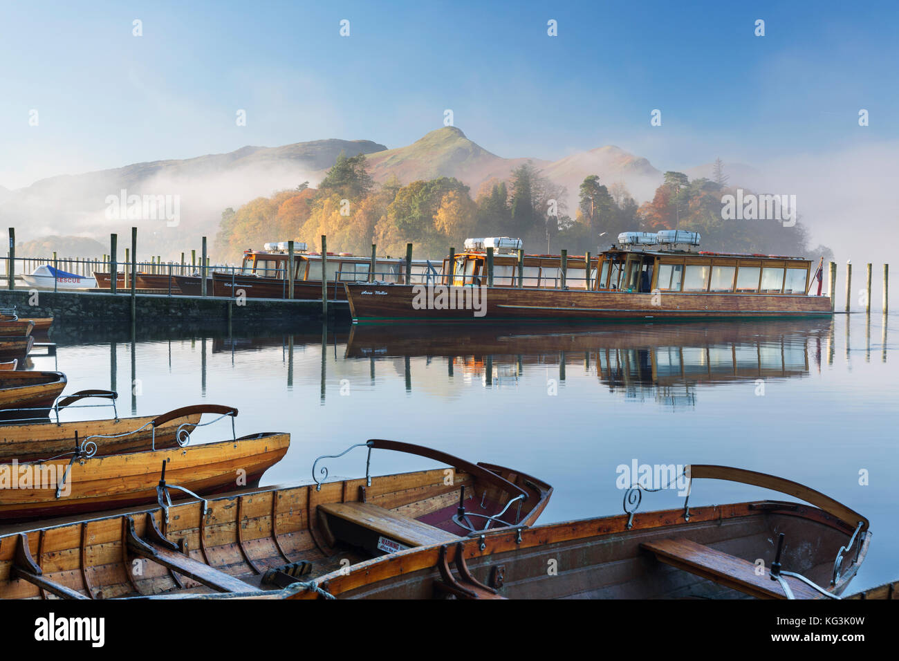 La mattina presto nel tardo autunno Keswick boat launch Keswick Cumbria Foto Stock