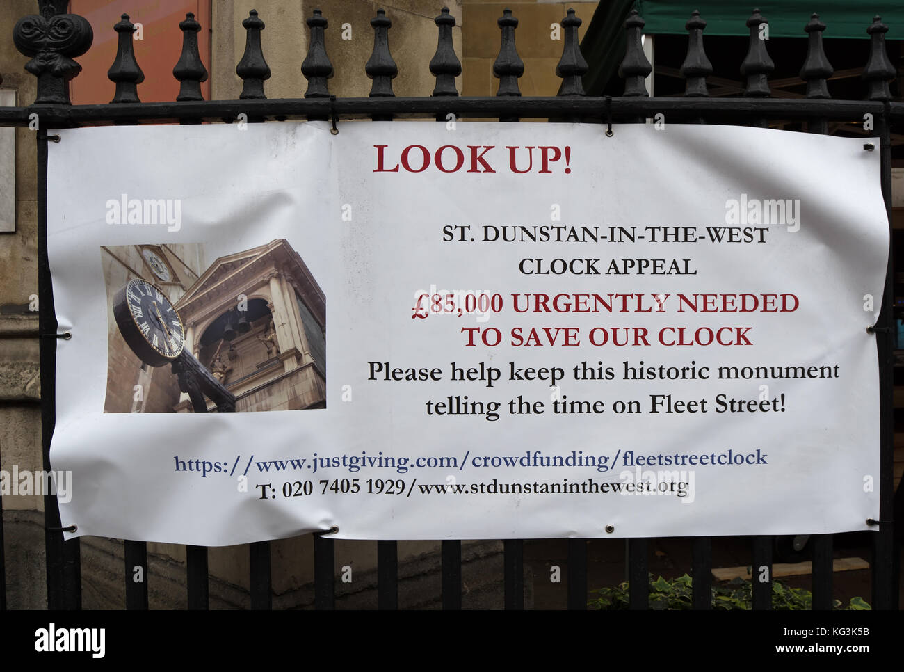 Banner al di fuori della chiesa di st dunstan-in-the-west, Fleet Street, Londra, Inghilterra, chiedendo donazioni per salvare la chiesa orologio Foto Stock