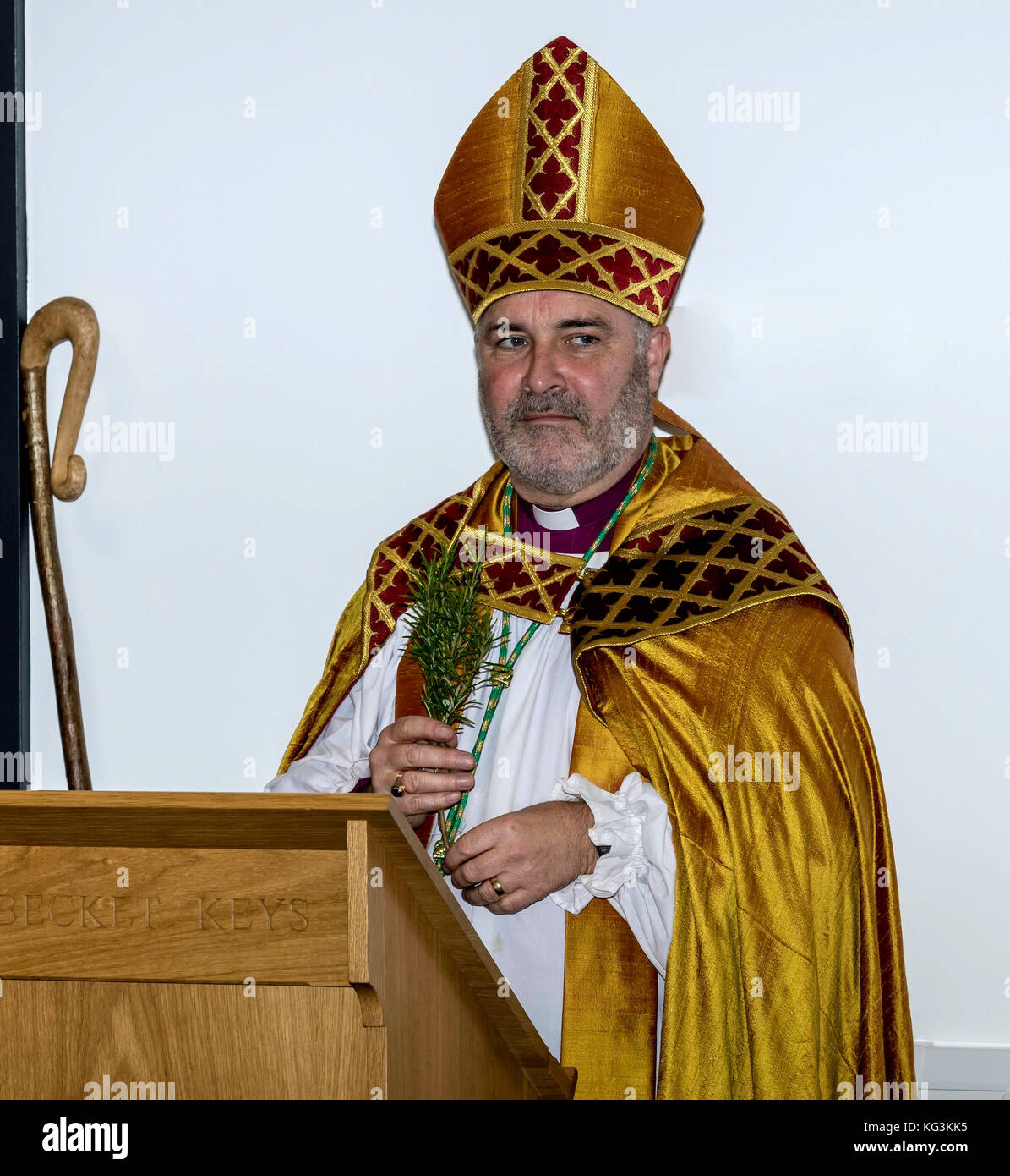 A destra il reverendo Stephen cottrell, signore vescovo di chelmsford essex. diffusione di acqua santa come una benedizione. una chiesa di Inghilterra vescovo Foto Stock