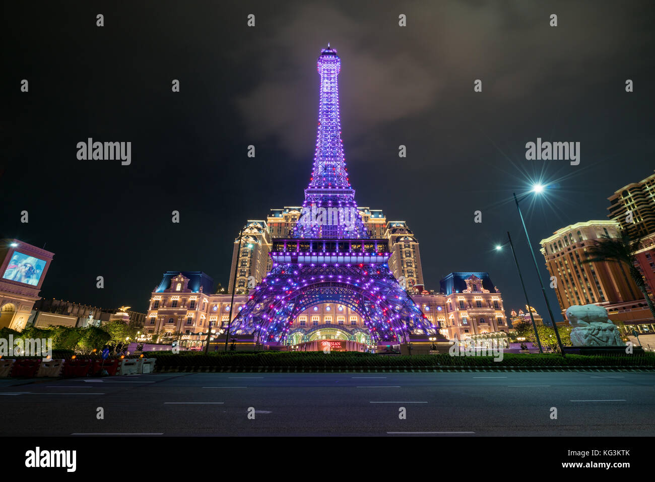 Macao, Cina - 15 OTT 2017: vista prospettica di rosa macao torre eiffel, icona del parigino, di un lussuoso hotel resort e casino di cotai strip di proprietà di l Foto Stock