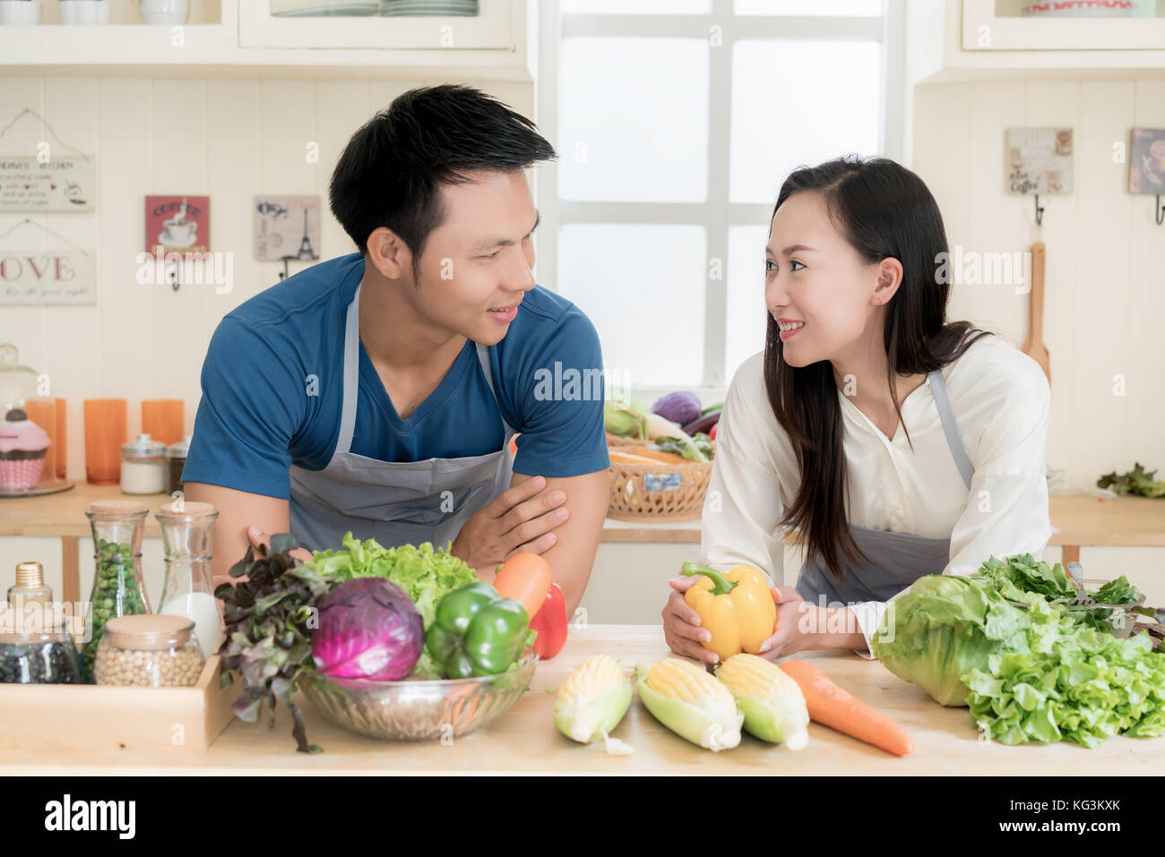 Giovani asiatici giovane preparare il cibo insieme al contatore in cucina. felice amore giovane concetto. Foto Stock