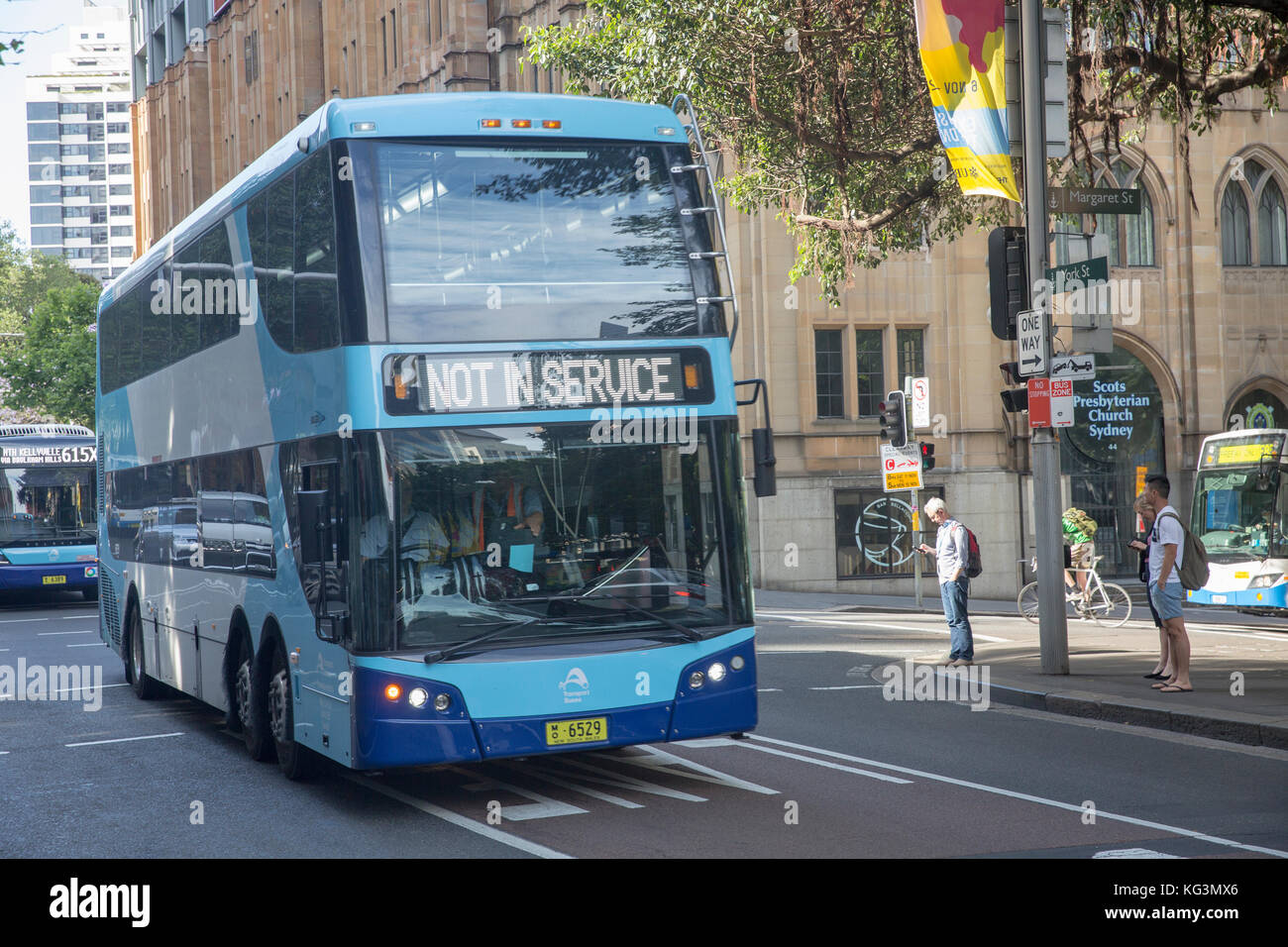 Double Decker autobus pubblici che viaggiano lungo york street nel centro di Sydney, Nuovo Galles del Sud, Australia Foto Stock