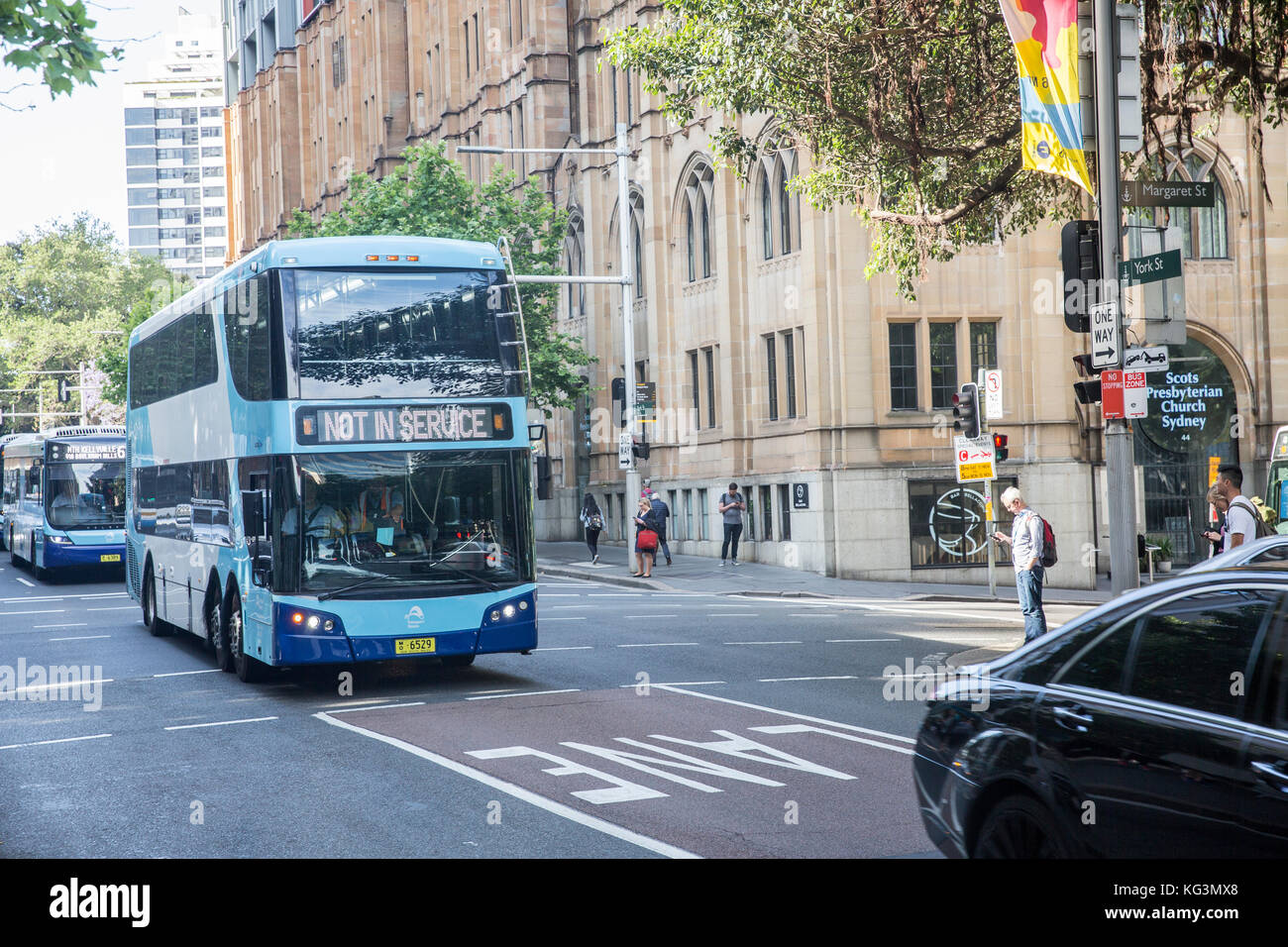 Double Decker autobus pubblici che viaggiano lungo york street nel centro di Sydney, Nuovo Galles del Sud, Australia Foto Stock