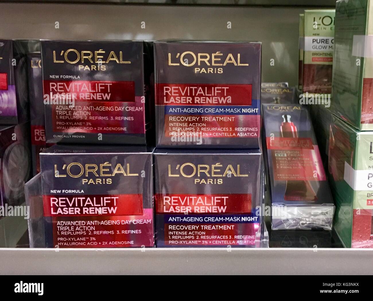 L'oreal prodotti su scaffale di supermercato Foto Stock