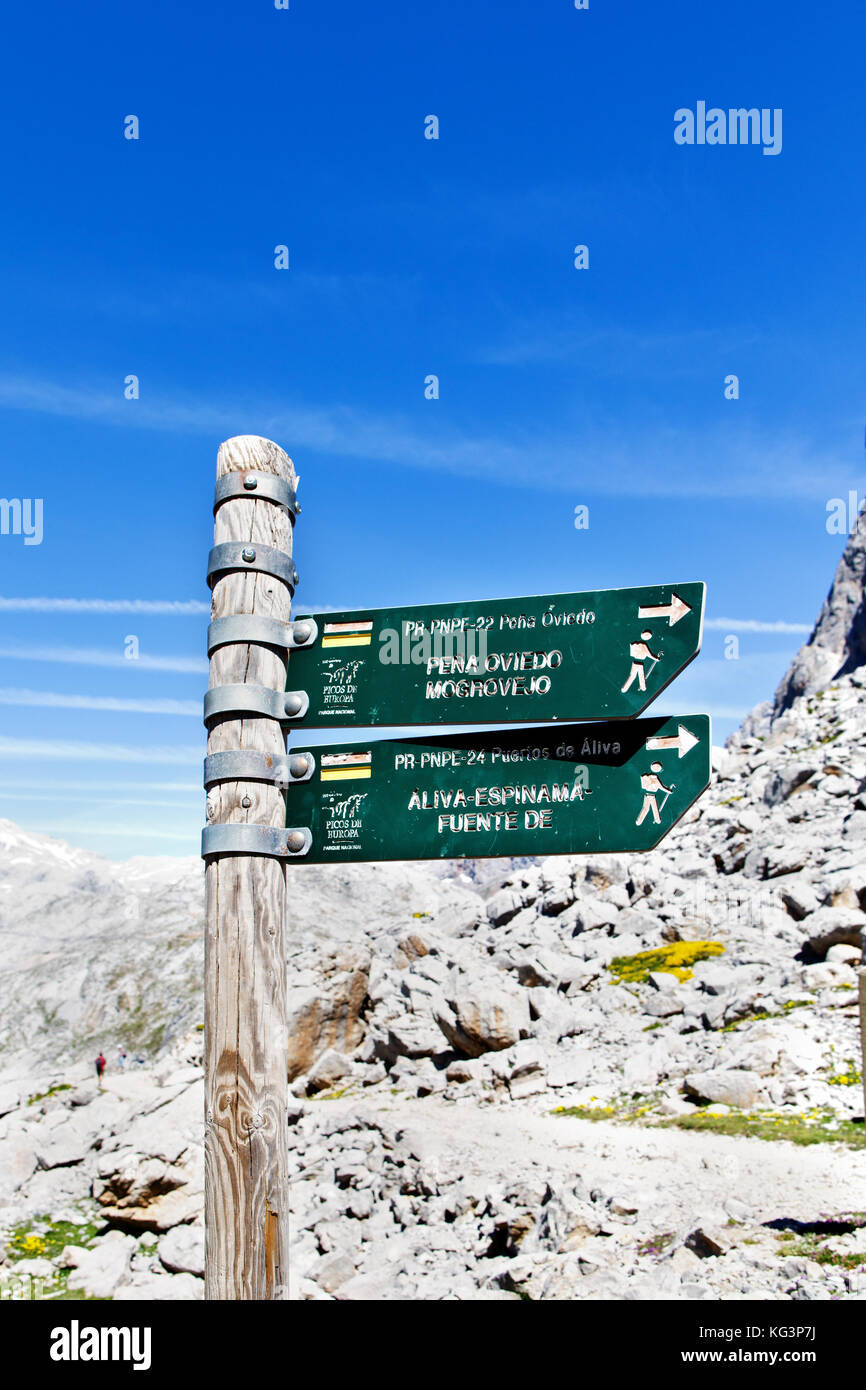 L'indice dei percorsi per turisti. Uno sguardo nelle montagne del Parco Nazionale dei Picos de Europa, fuente de soleggiata giornata estiva. Foto Stock