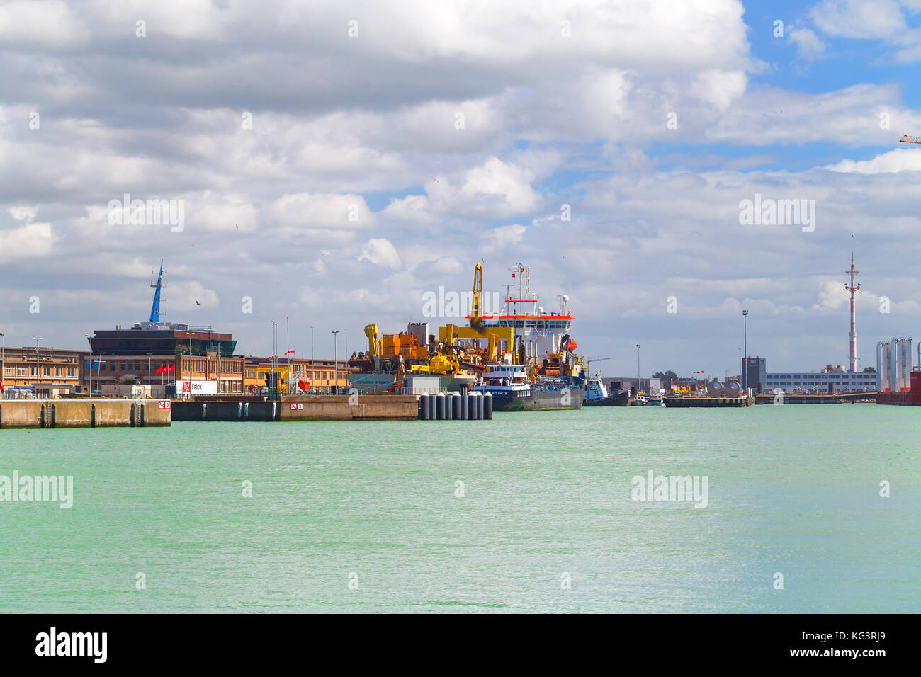 Ostenda, Belgio - 9 giugno 2017: vista del porto. acqua verde in primo piano nella porta a distanza i cavalletti e strutture. estate giornata di sole Foto Stock