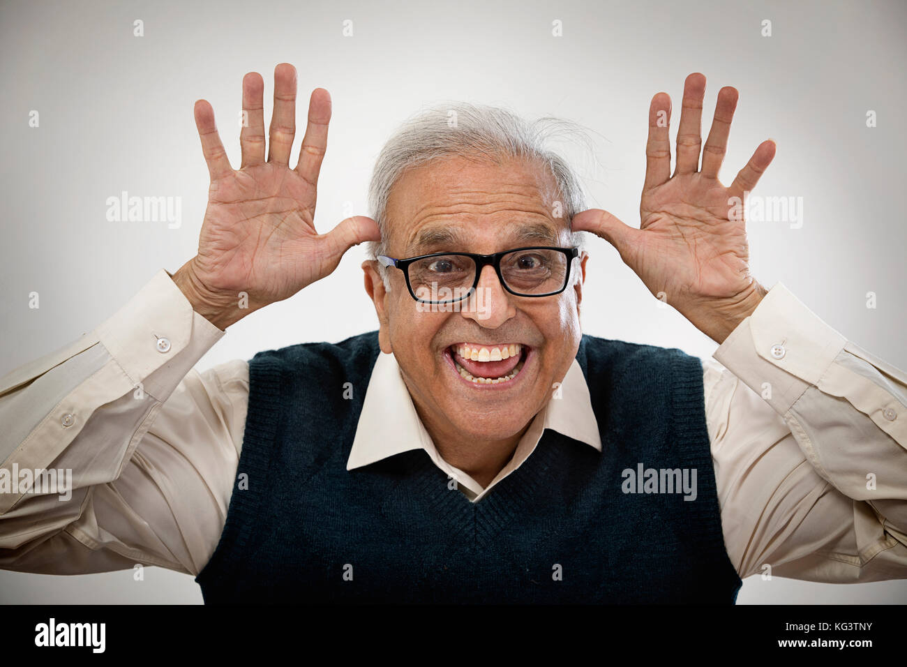 Felice vecchio uomo rendendo divertente volto Foto Stock