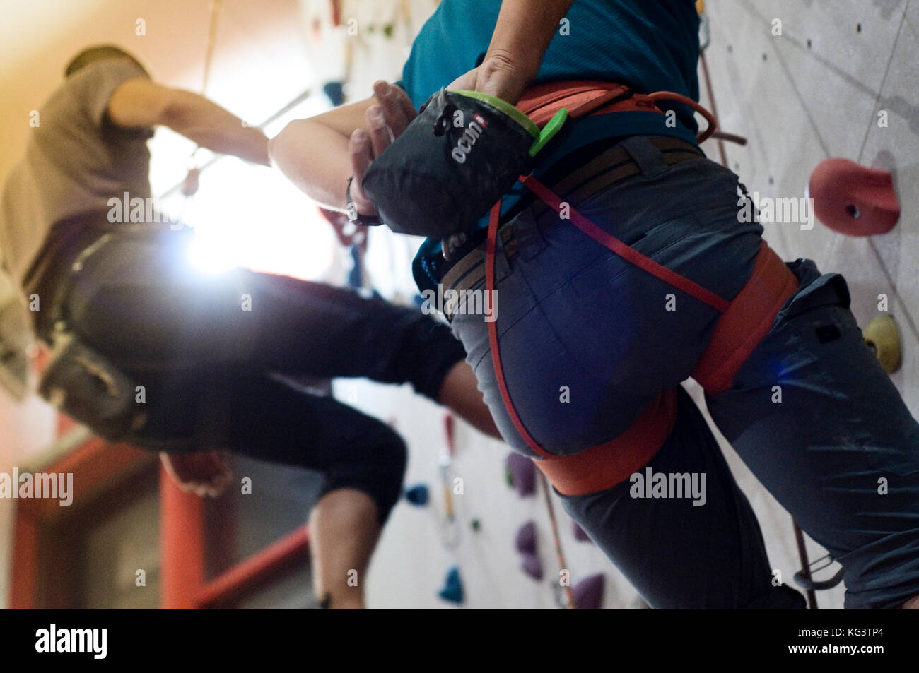 L'uomo l'arrampicata con corde sulla parete di arrampicata Foto Stock