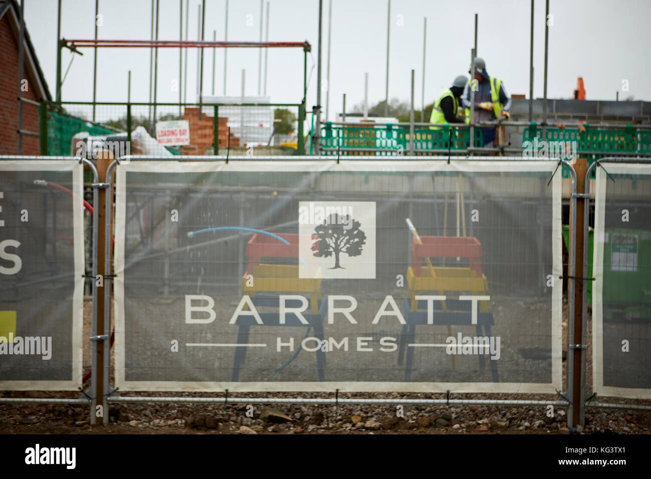 Barratt Homes recinto tenere le persone al di fuori del sito di costruzione di nuove case in Salford Foto Stock