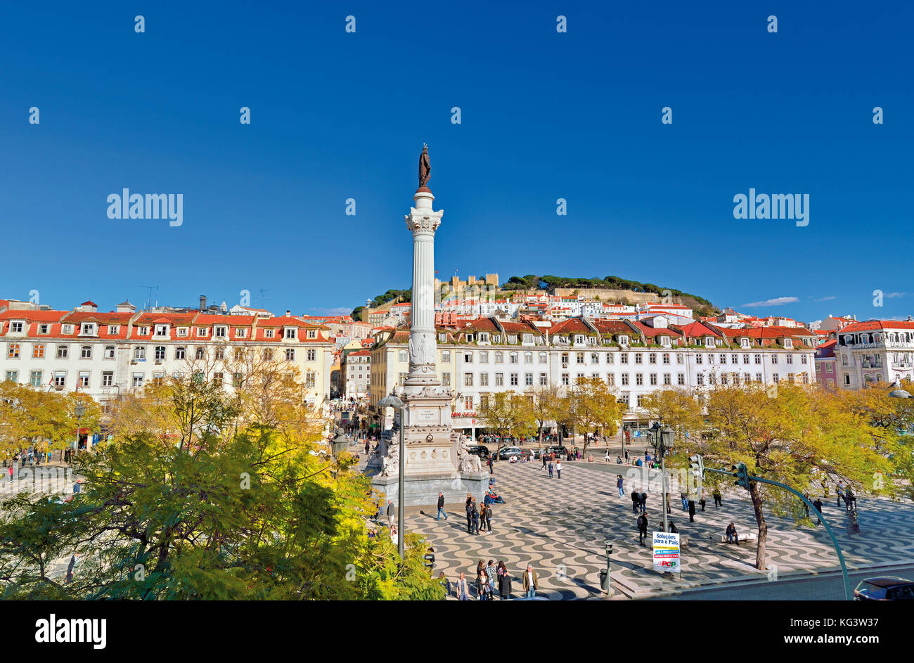 Vista su Piazza Rossio e sul castello di Lisbona Foto Stock