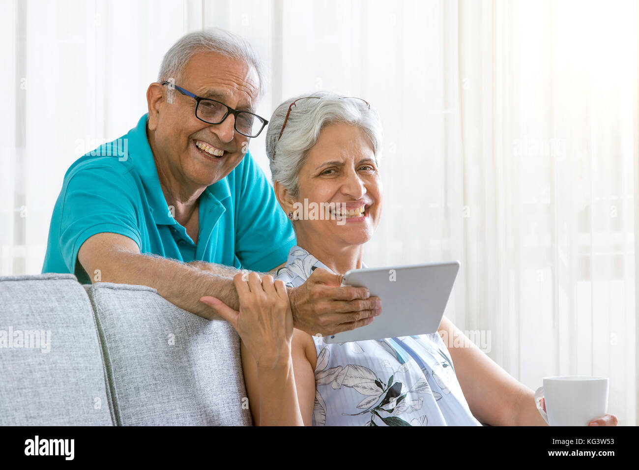 Senior uomo mostra digitale compressa a senior donna Foto Stock
