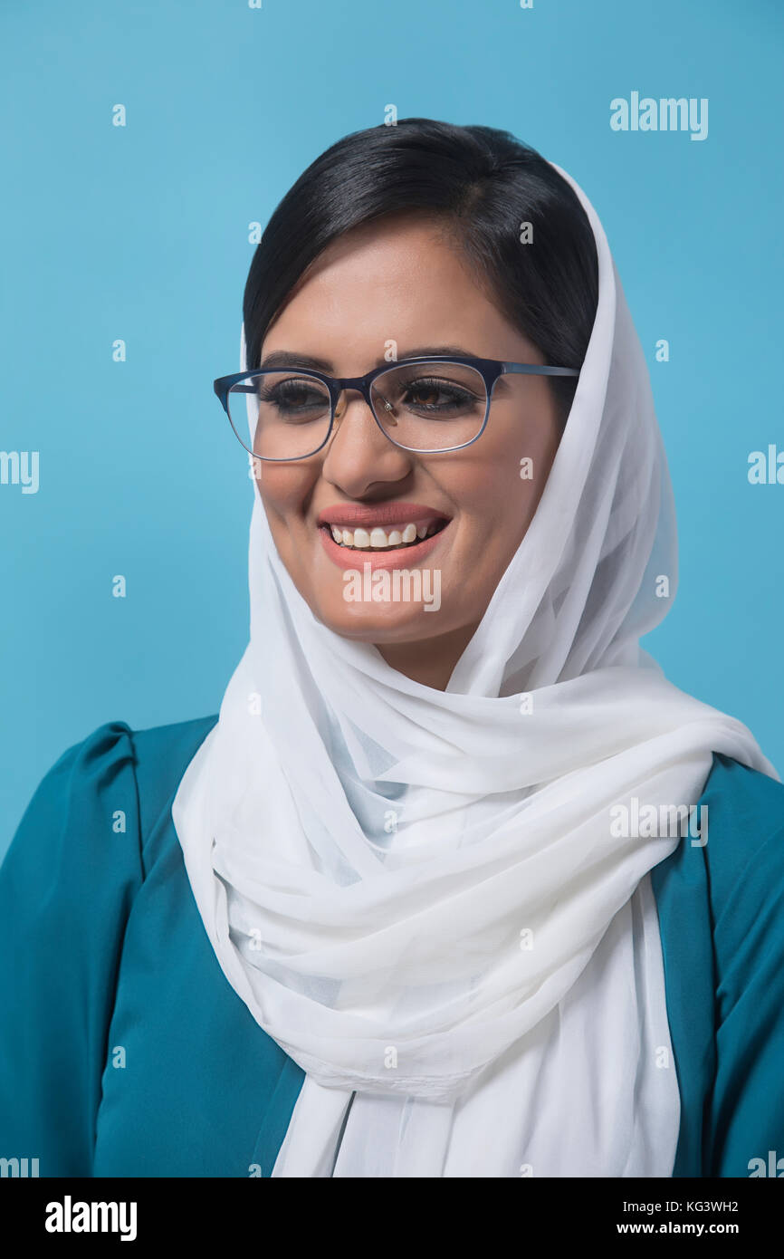 La donna in bianco dupatta Foto Stock