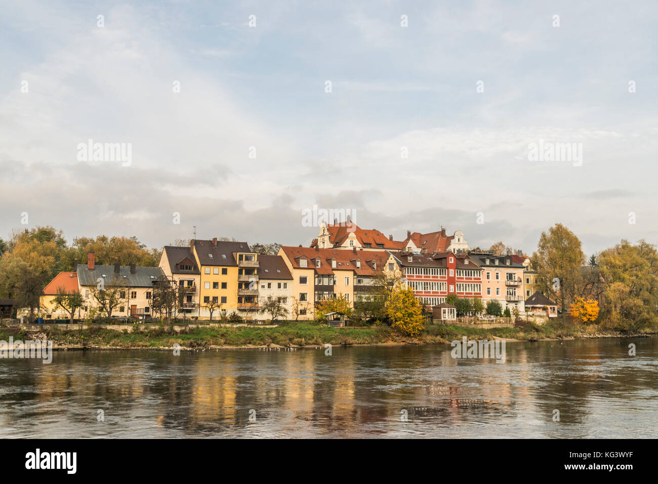 Il fiume Danubio in scena il tedesco della città bavarese di Regensburg un patrimonio mondiale UNESCO Città Foto Stock