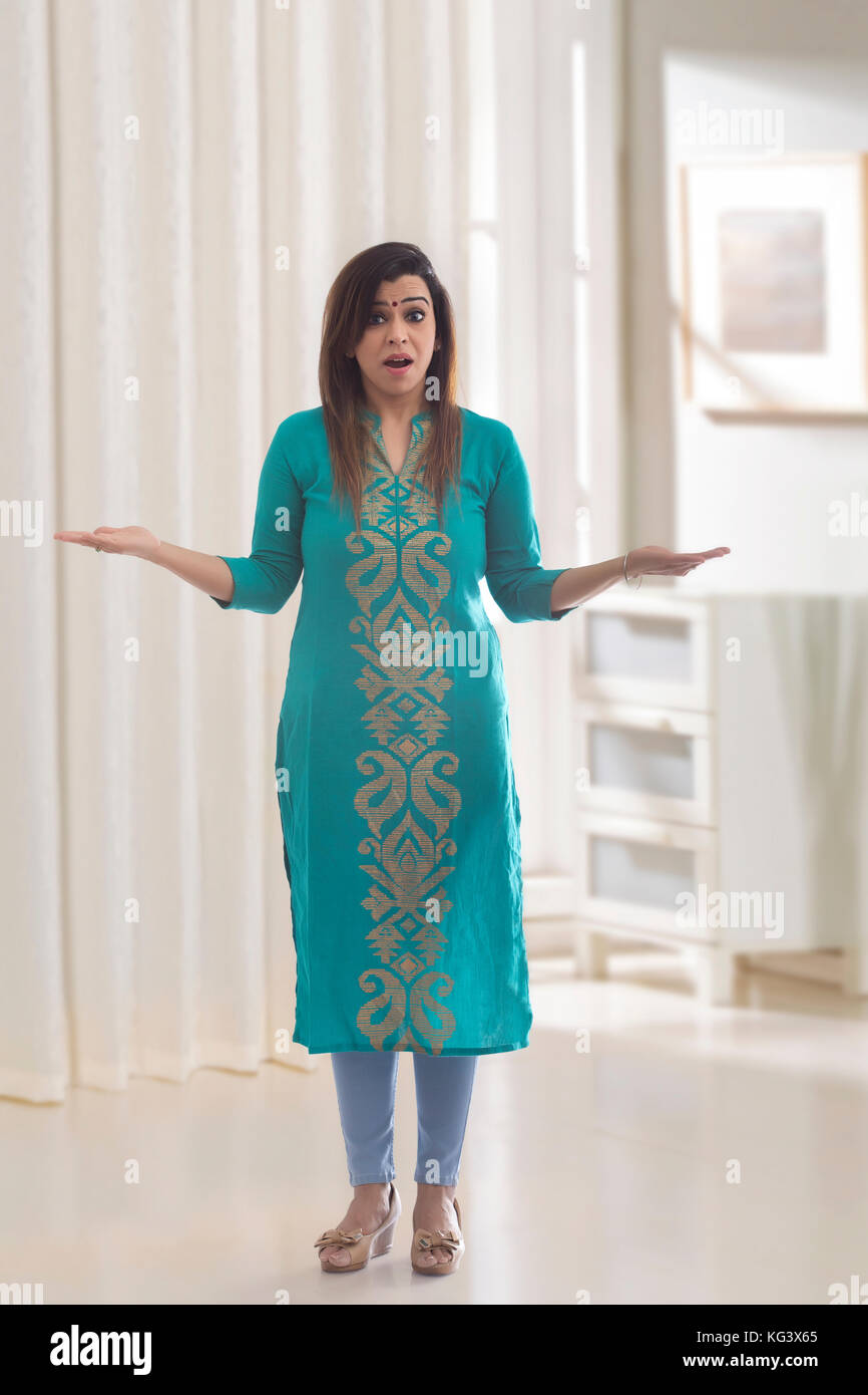 La donna sorpresa in piedi con le braccia tese Foto Stock