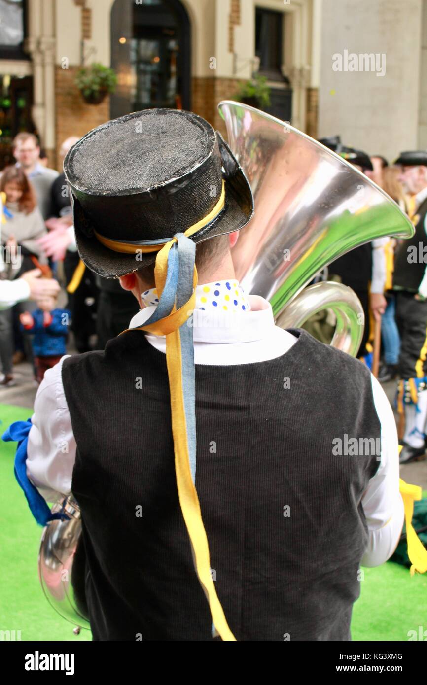 Morris dancing tubista da dietro Foto Stock