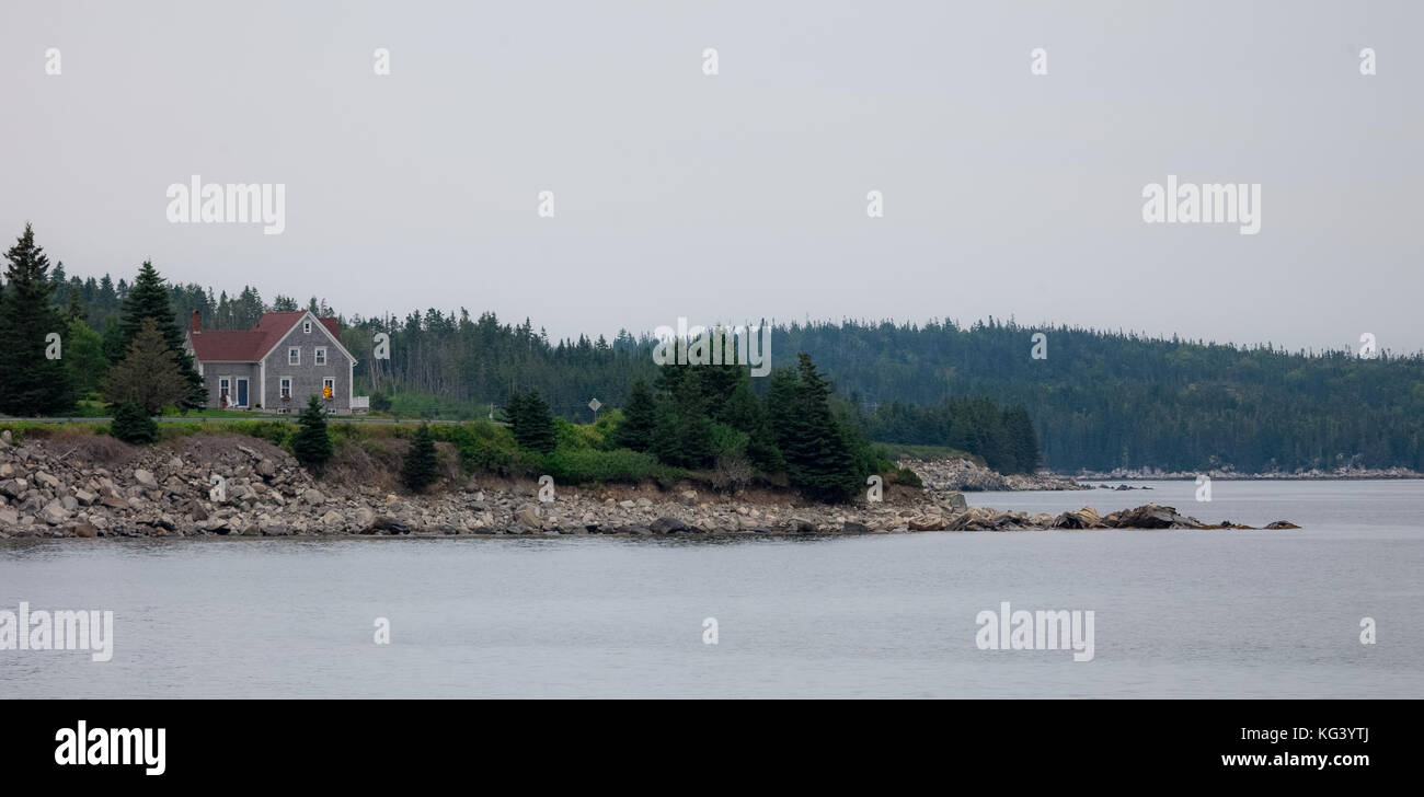 Nova Scotia, Canada - 30 agosto 2017: Case siedono lungo il litorale della Nova Scotia della south coast. Foto Stock