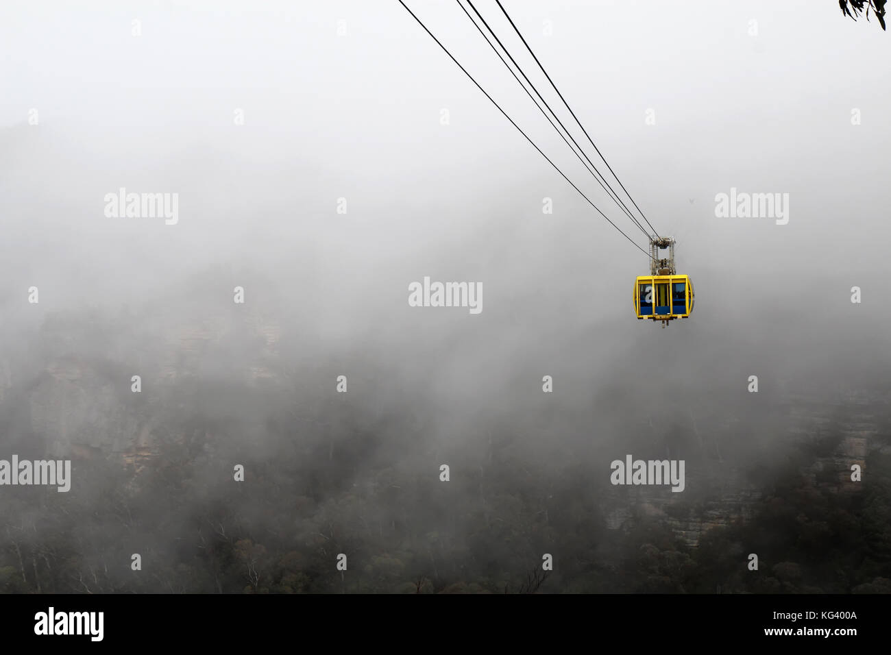 KATOOMBA, AUSTRALIA - SETTEMBRE 25 2015: Lo Scenic World Skyway esce dalla nebbia che gira intorno alle Blue Mountains, un sito patrimonio dell'umanità Foto Stock