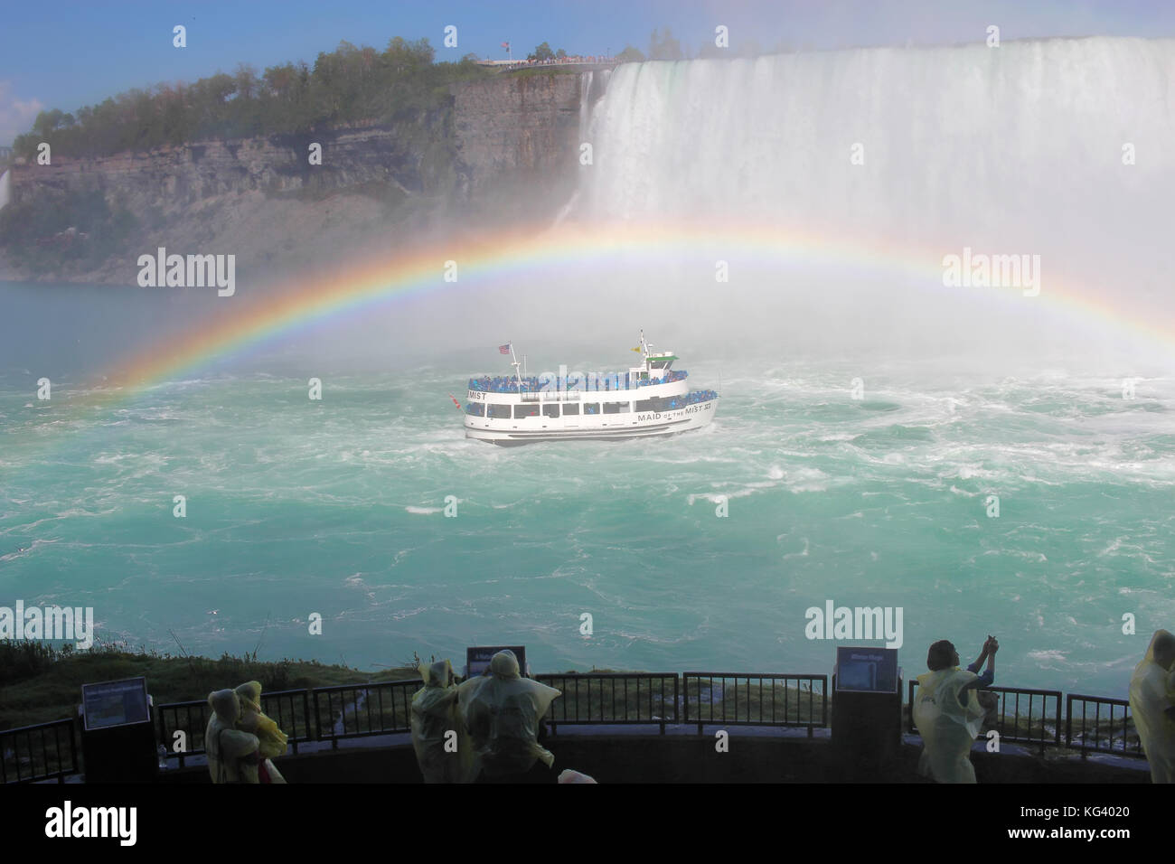 CASCATE DEL NIAGARA, CANADA - MAGGIO 29 2017: I turisti guardano mentre il tour in barca Maid of the Mist si avvicina alle impervie cataratte delle Horseshoe Falls sotto un compl Foto Stock
