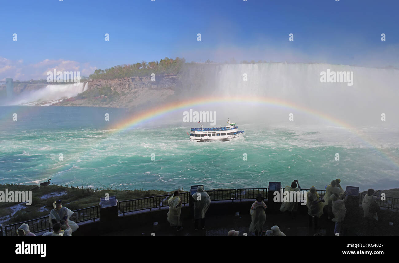 CASCATE DEL NIAGARA, CANADA - MAGGIO 29 2017: I turisti guardano mentre il tour in barca Maid of the Mist si avvicina alle impervie cataratte delle Horseshoe Falls sotto un compl Foto Stock