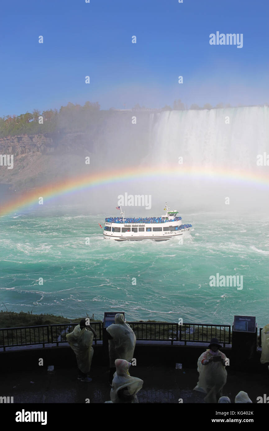 CASCATE DEL NIAGARA, CANADA - MAGGIO 29 2017: I turisti guardano mentre il tour in barca Maid of the Mist si avvicina alle impervie cataratte delle Horseshoe Falls sotto un compl Foto Stock