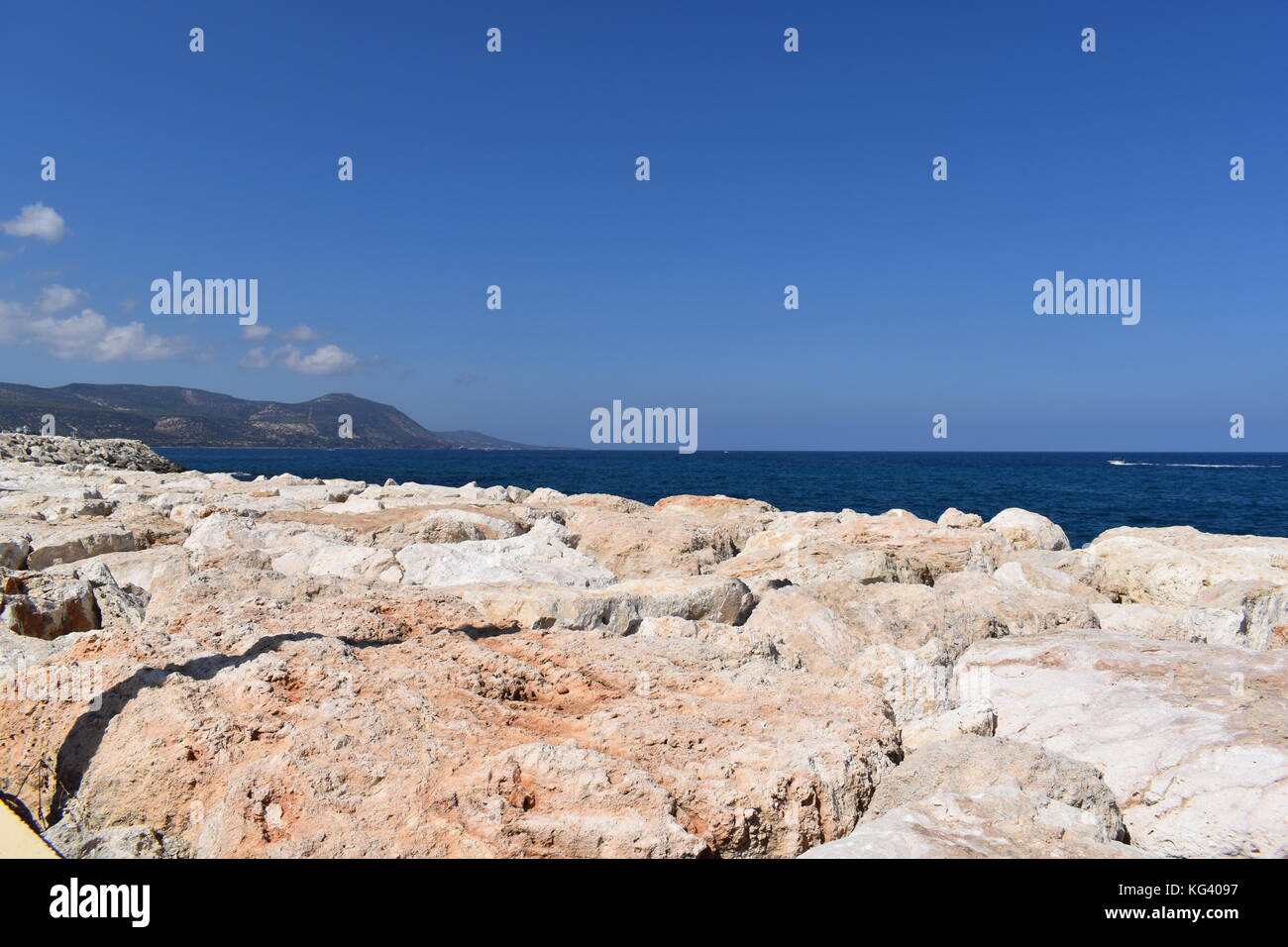 La parete del porto presso il pittoresco porto di Latchi marina vicino a polis chrysochou nel distretto di Paphos di Cipro. Foto Stock