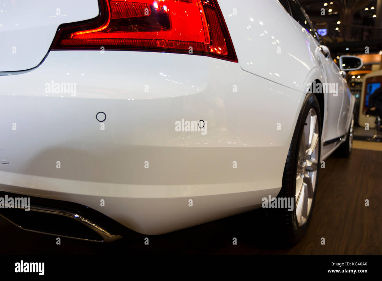 Retro del moderno ed elegante vettura ; messa a fuoco selettiva Foto Stock