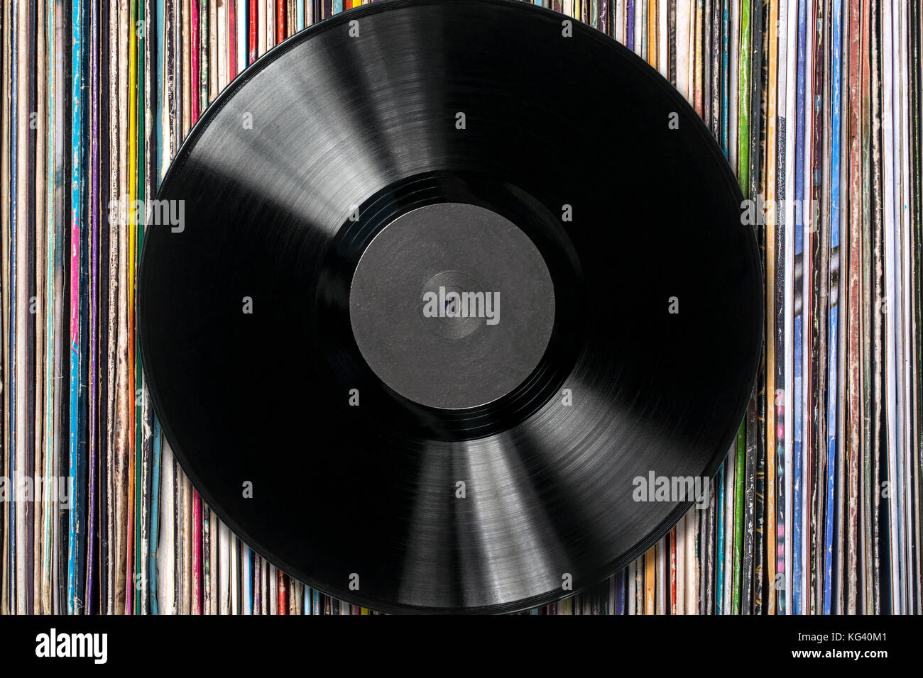 Record di vinile con una raccolta di album close up sullo sfondo Foto Stock