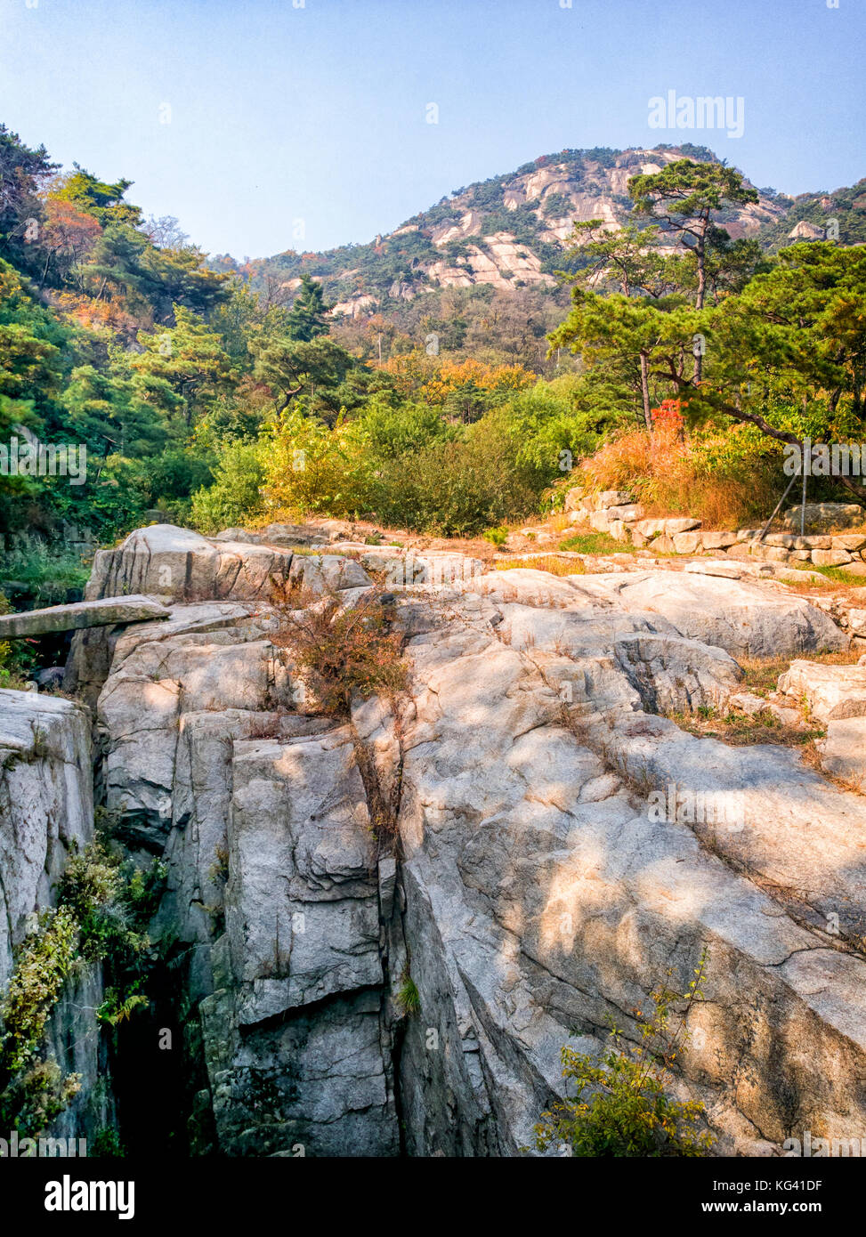 Suseongdong Valley Park, Seoul, Corea del Sud con il Monte Ingwangsan nella distanza su di una bella giornata di sole nel mese di ottobre Foto Stock