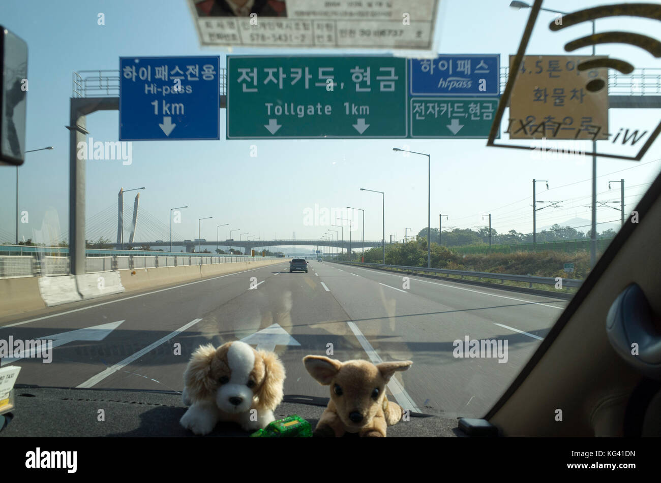 Un WiFi taxi attrezzato con mobile internet a banda larga in rotta dall'Aeroporto di Incheon a Seoul centrale sulla strada principale. Foto Stock