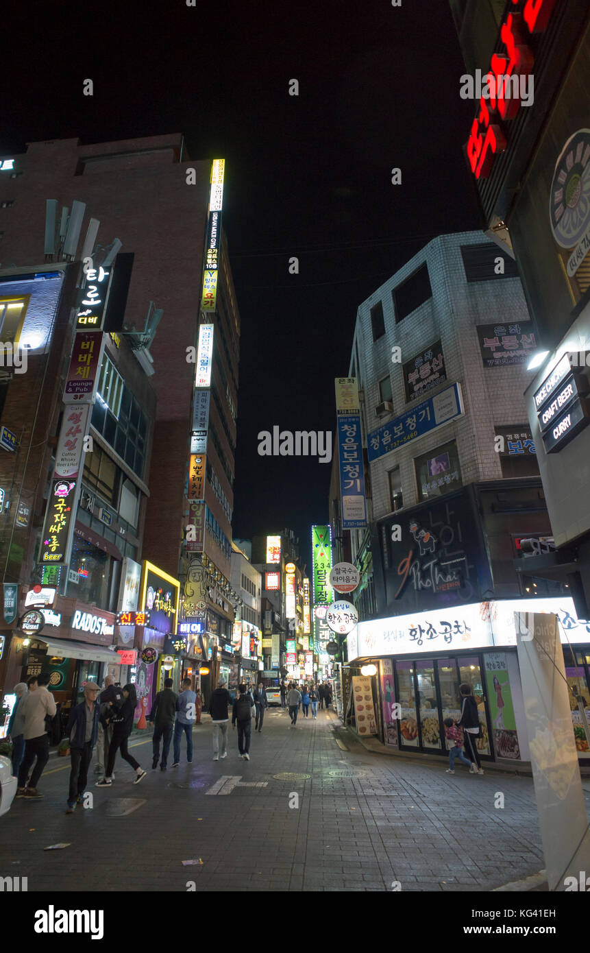 Luminoso con le insegne al neon la notte occupato strade del tempo nel centro di Seul piena di residenti e turisti che si godono i ristoranti e bar Foto Stock