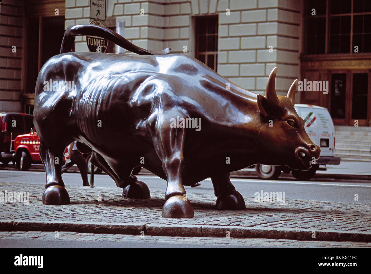 STATI UNITI. New York. Manhattan. Ricarica di una scultura in bronzo toro  fuori dalla Borsa di New York su Wall Street Foto stock - Alamy