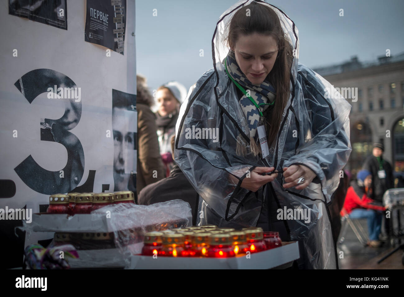 Più di 5.000 persone hanno partecipato a una cerimonia in Piazza Lubiana a Mosca il 29 ottobre 2017, per commemorare le vittime del terrore politico durante l'era comunista. Per dodici ore, le persone leggono i nomi di coloro che sono stati uccisi o scomparsi, specialmente al culmine del terrore stalinista nel 1937-1938. Solo a Mosca, più di 30.000 persone sono state uccise. Leggere i nomi delle vittime è diventata una tradizione annuale dal 2007. Foto Stock