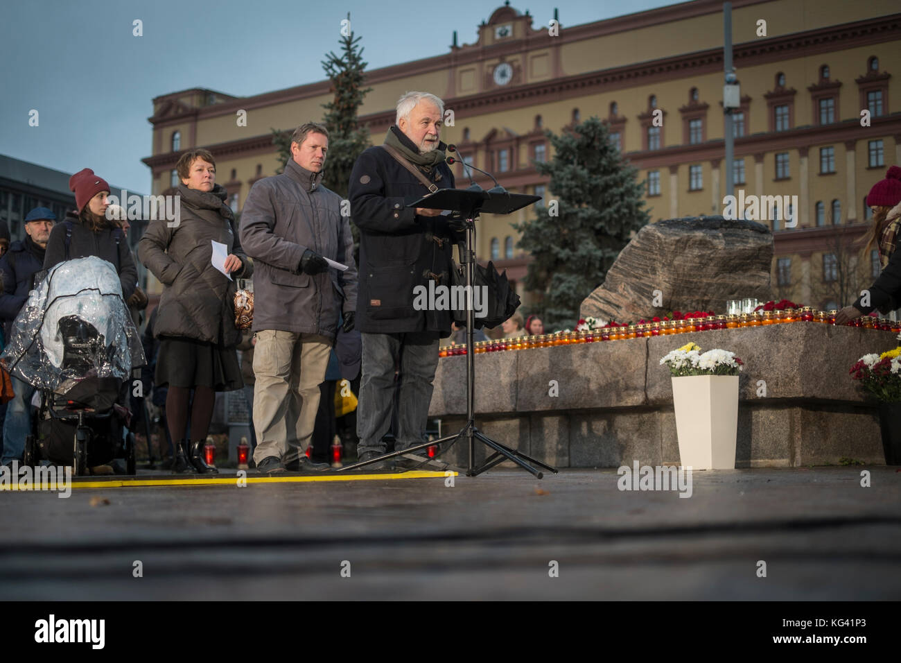 Più di 5.000 persone hanno partecipato a una cerimonia in Piazza Lubiana a Mosca il 29 ottobre 2017, per commemorare le vittime del terrore politico durante l'era comunista. Per dodici ore, le persone leggono i nomi di coloro che sono stati uccisi o scomparsi, specialmente al culmine del terrore stalinista nel 1937-1938. Solo a Mosca, più di 30.000 persone sono state uccise. Leggere i nomi delle vittime è diventata una tradizione annuale dal 2007. Foto Stock