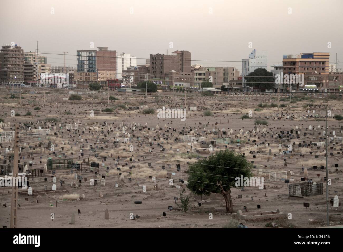 Nella zona centrale di Khartoum si trova il principale cimitero, bassa giacente graves, la maggior parte delle quali non hanno lapidi, Khartoum, Sudan Foto Stock