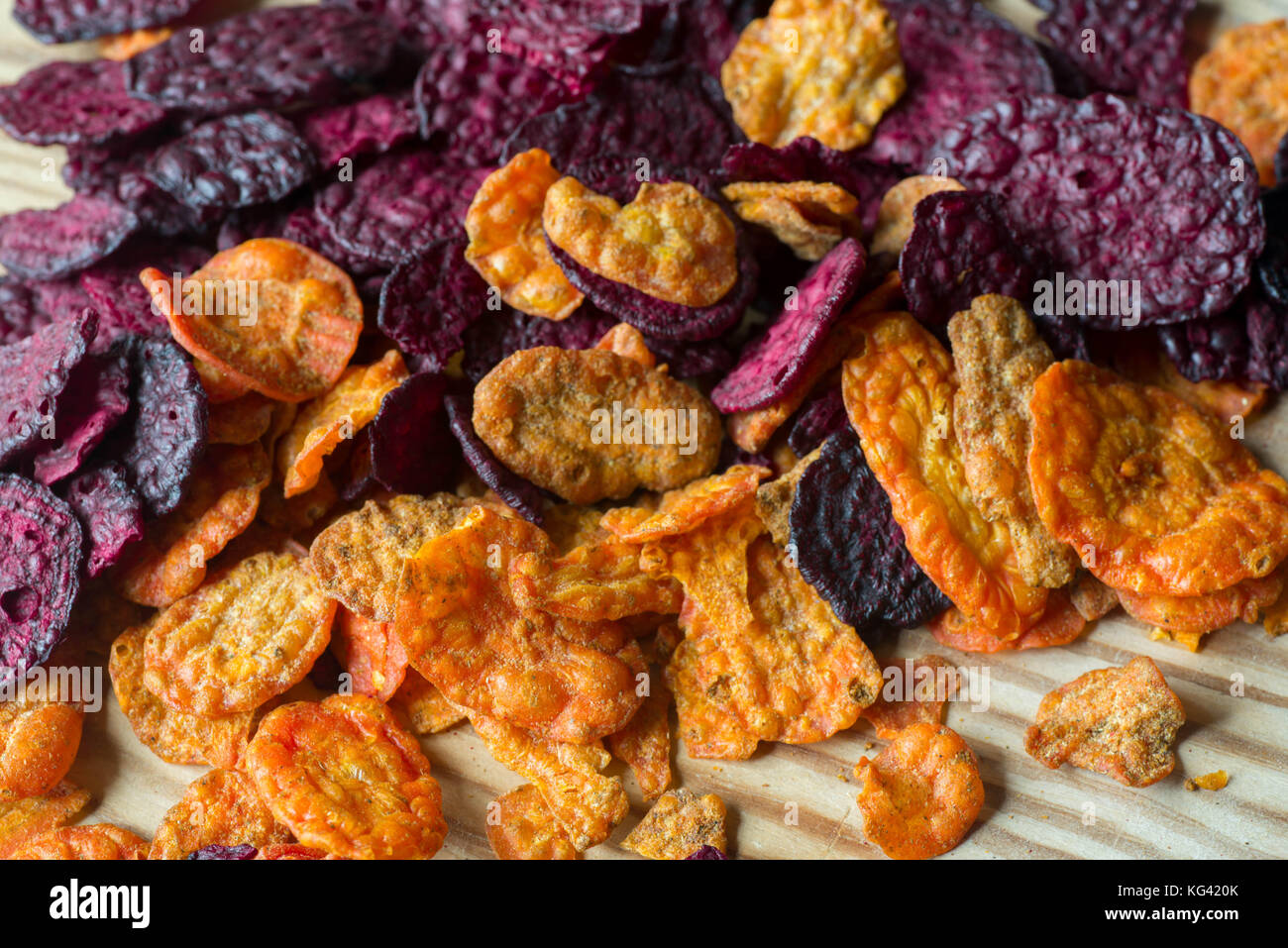 Cumulo di cotta di carote e barbabietole chips closeup Foto Stock
