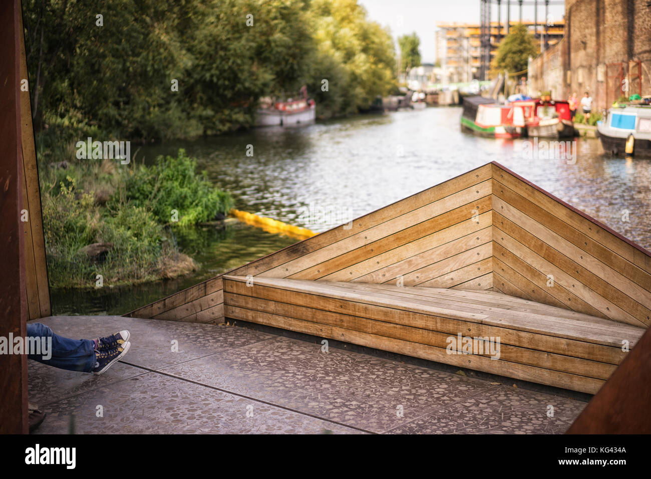 Regent's Canal, a King's Cross, preso dalla strada camley riserva naturale che mostra un'area salotto accanto al canale Foto Stock