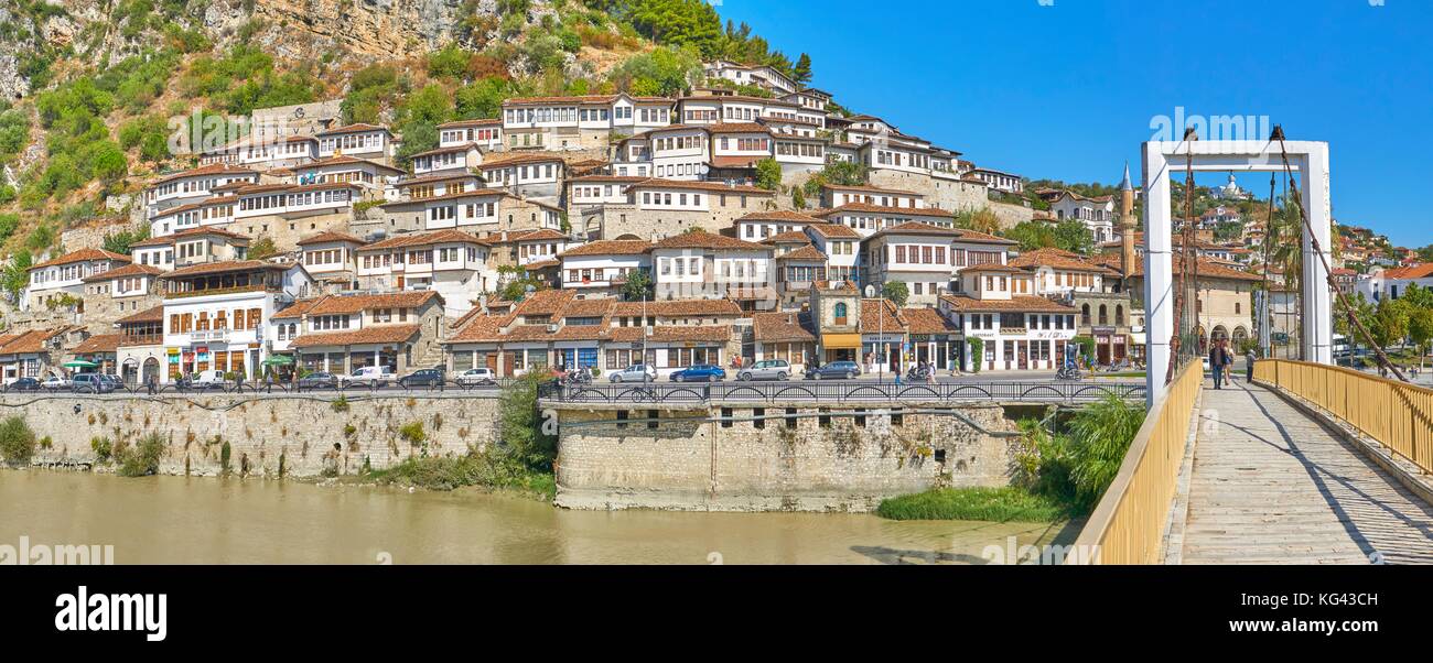 Il fiume Osumi e le case bianche a Berat Città Vecchia, UNESCO, Albania Foto Stock