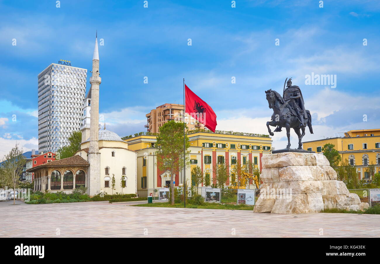 Albania Tirana - Statua di Skanderbeg, Ethem Bey moschea e il Municipio, Piazza Skanderbeg Foto Stock