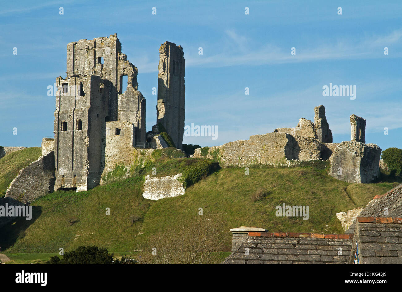 Corfe Castle rovine sopra Corfe Castle Village, Dorset, Regno Unito Foto Stock